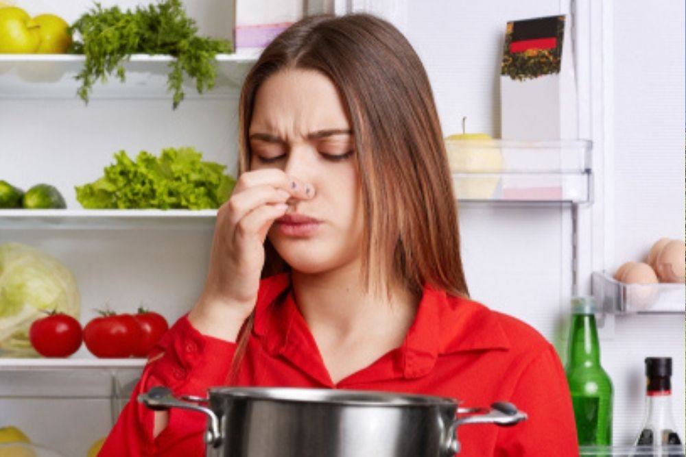 foul smell of rotten food